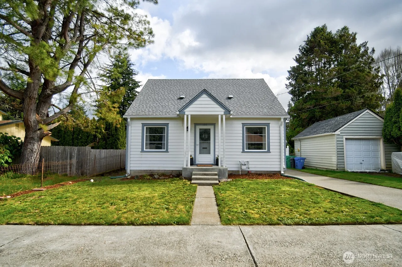 1210 Eastside Street NE photo 1