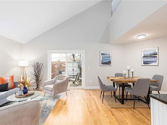 3rd image of 807 Williamsburg Cir