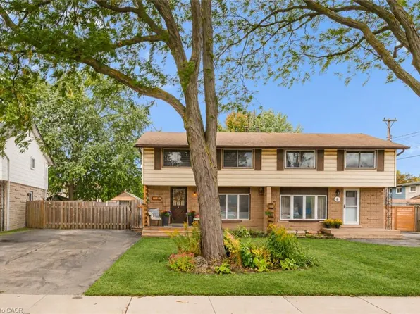10 Goldfinch Rd, Hamilton, ON L9A 3W7