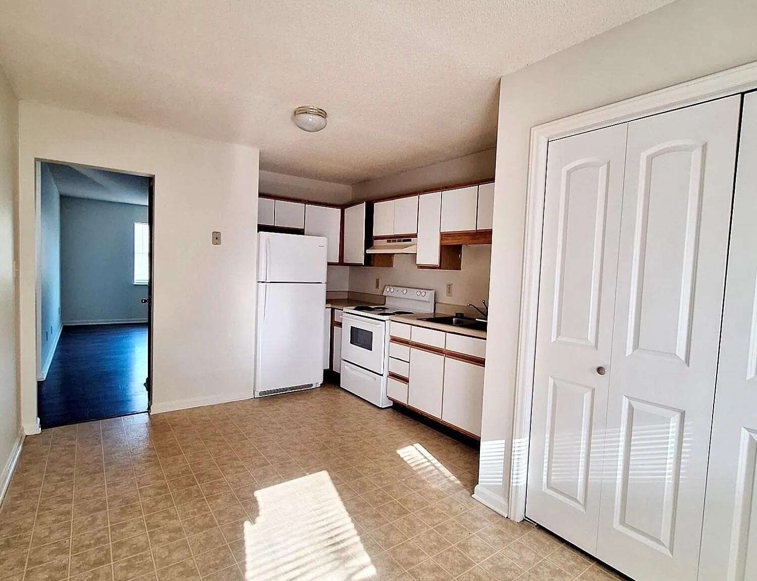 2 bed, 1.0 bath, $900 — Photo 4