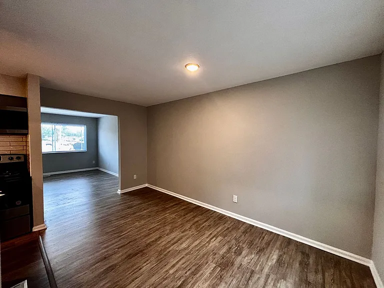 Silver Rock Avenue Apartments — Photo 7