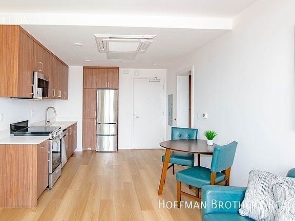 2nd image of 2853 West Blvd #303