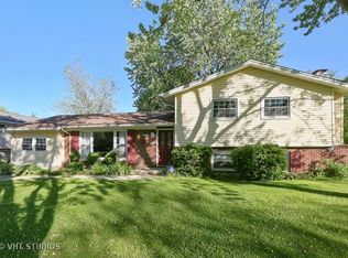 2805 Kincaid Dr, Woodridge, IL 60517
