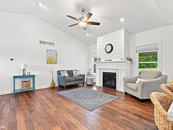 3rd image of 2616 Lavender Ln