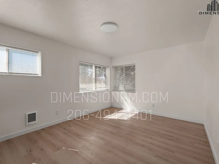 402 W 1st St — Photo 8