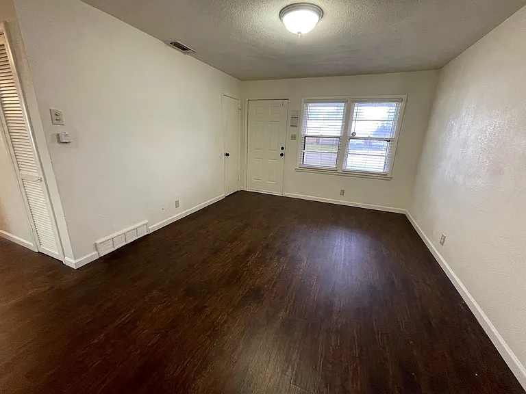 4749 Laverda Dr — Photo 17