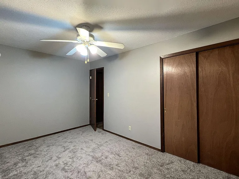 Spacious 2 Bedroom Apartment — Photo 6