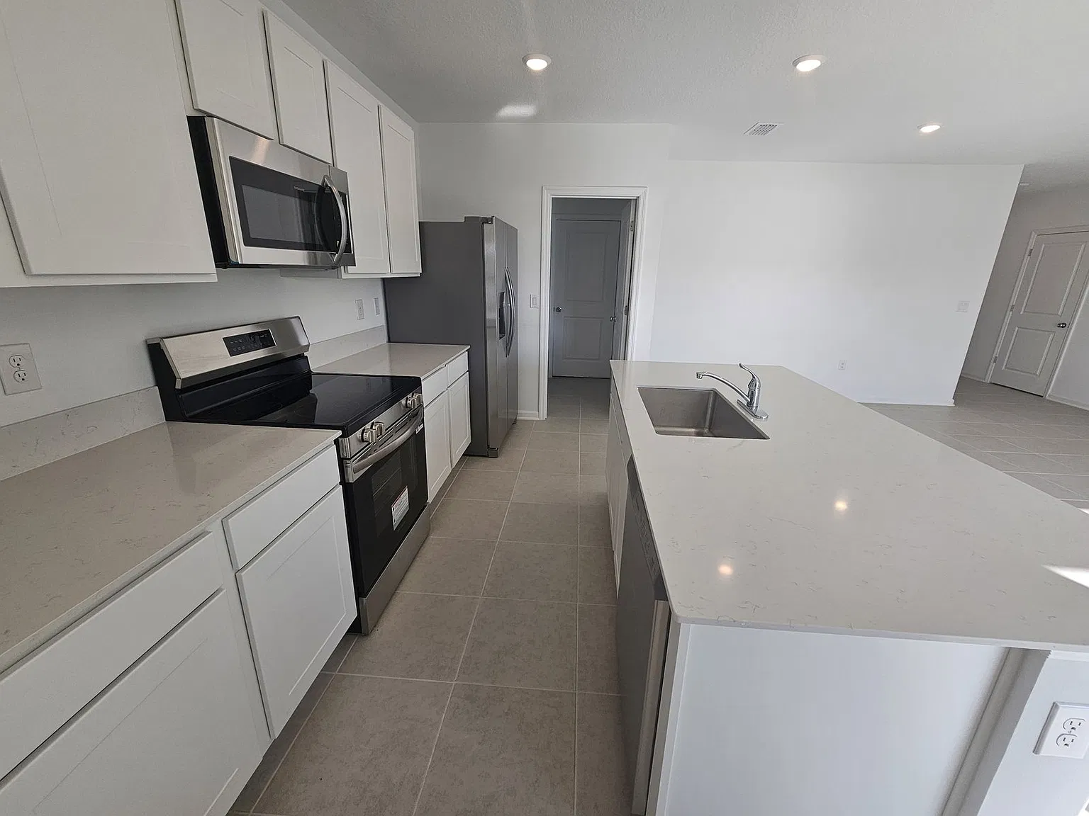 5 bed, 3.0 bath, 2112 sqft, $2,795 — Photo 3