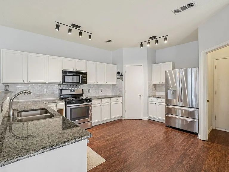 5825 Shetland Cir — Photo 13