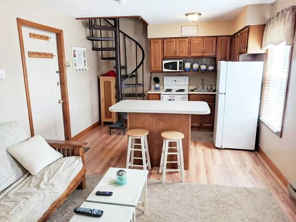 6 Imperial St #8
