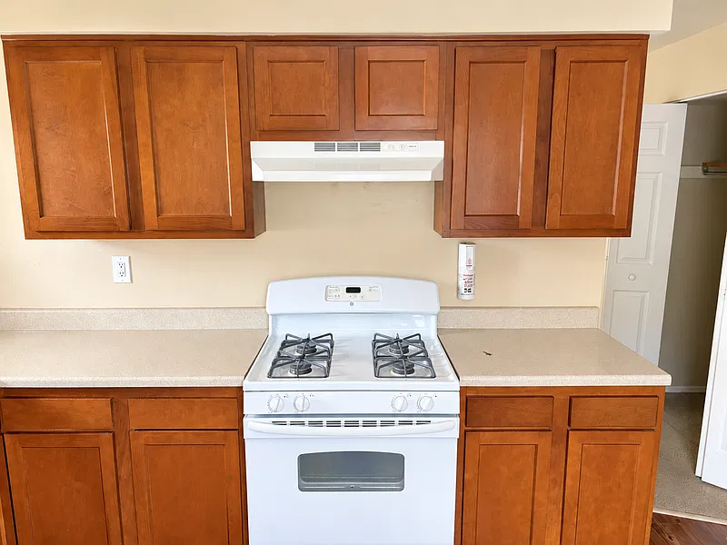 2 bed, 1.0 bath, 900 sqft, $1,050 — Photo 3