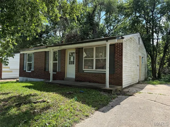 10357 Prince Dr, Saint Louis, MO 63136