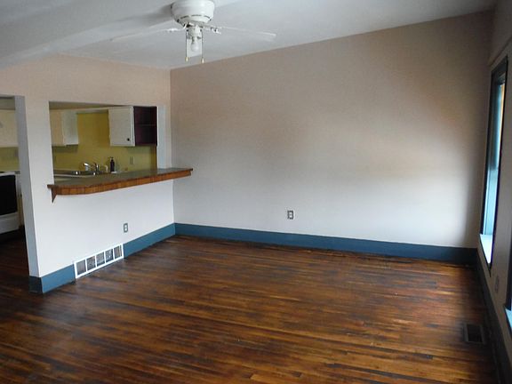 2nd image of 132 Glen St #2