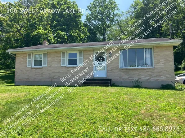 106 Sweet Arrow Lake Rd, Pine Grove, PA 17963