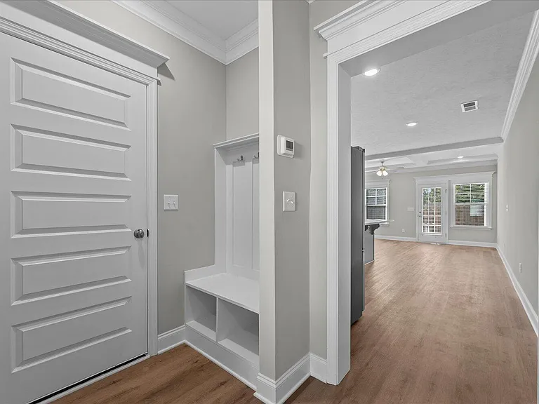1071 Linsmore Ave — Photo 8