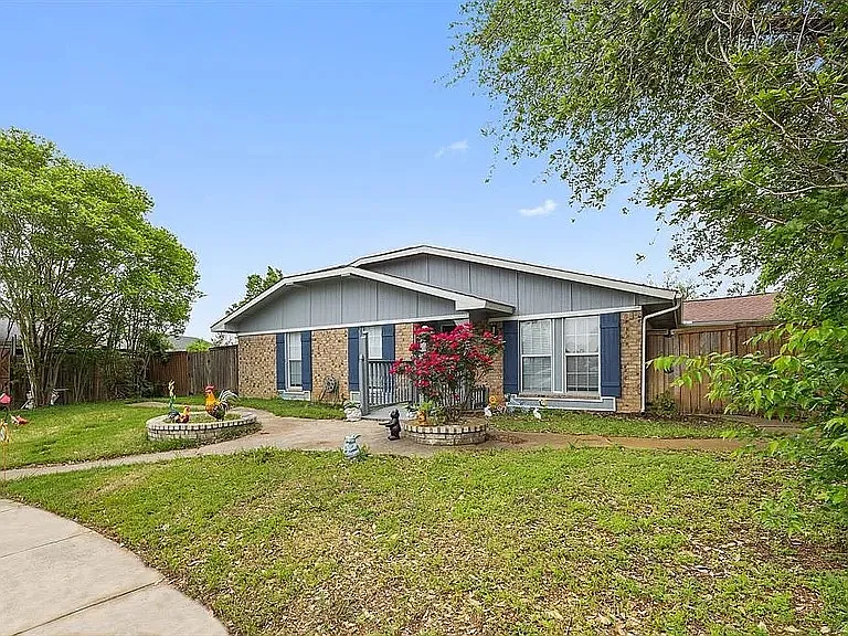 1706 Delaford Cir — Photo 2