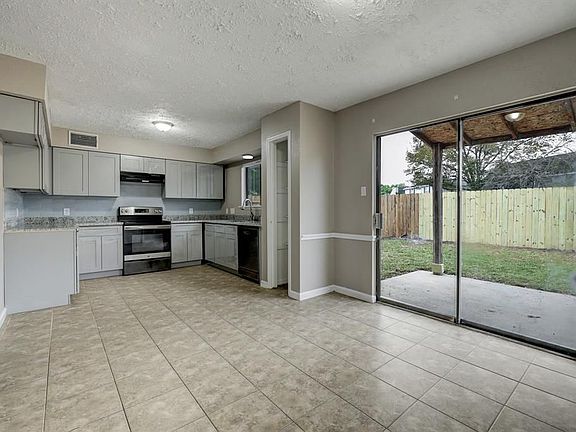 4th image of 10123 Emerald Park Dr