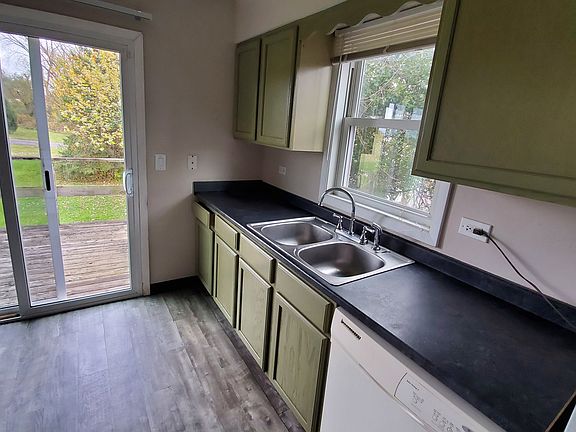5th image of 821 Belle Plaine Ave