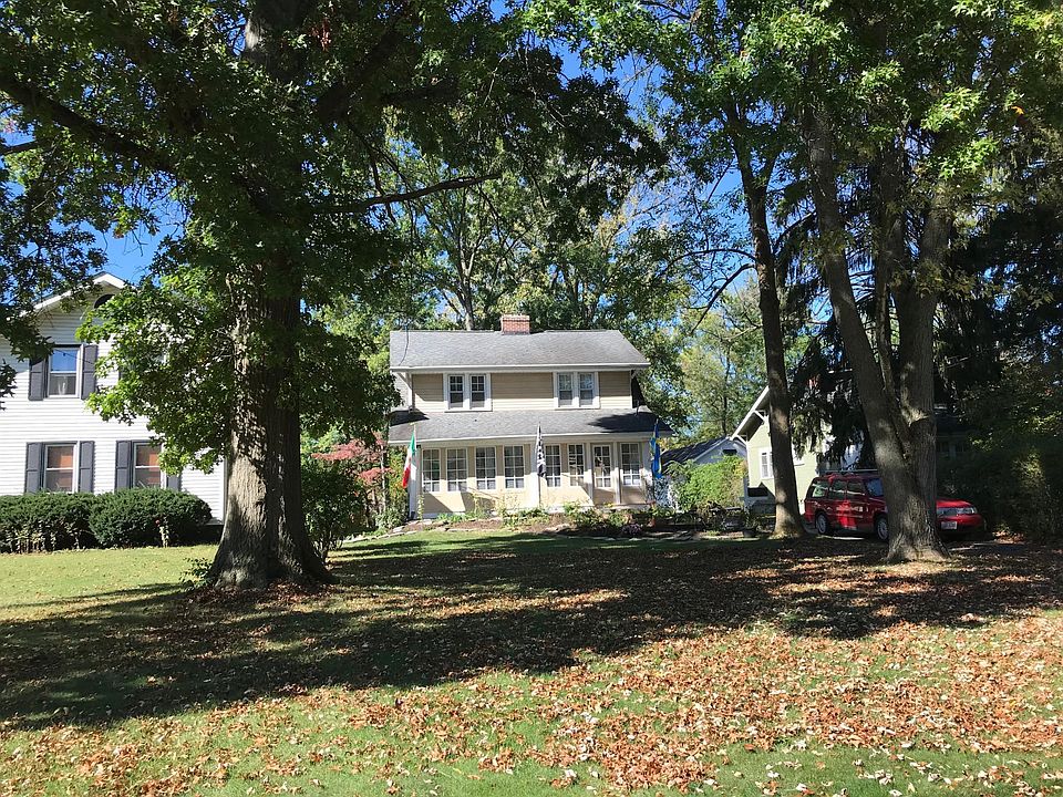 Expansive front yard with house set far back from relatively quiet Collingwood Ave.