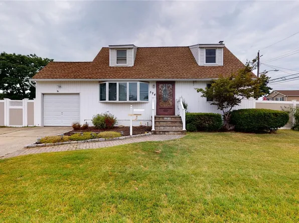 524 Leader Avenue, North Babylon, NY 11703