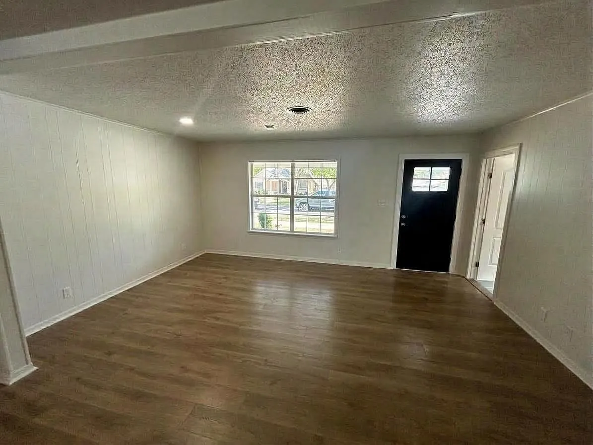 4 bed, 2.0 bath, 2100 sqft, $2,500 — Photo 4