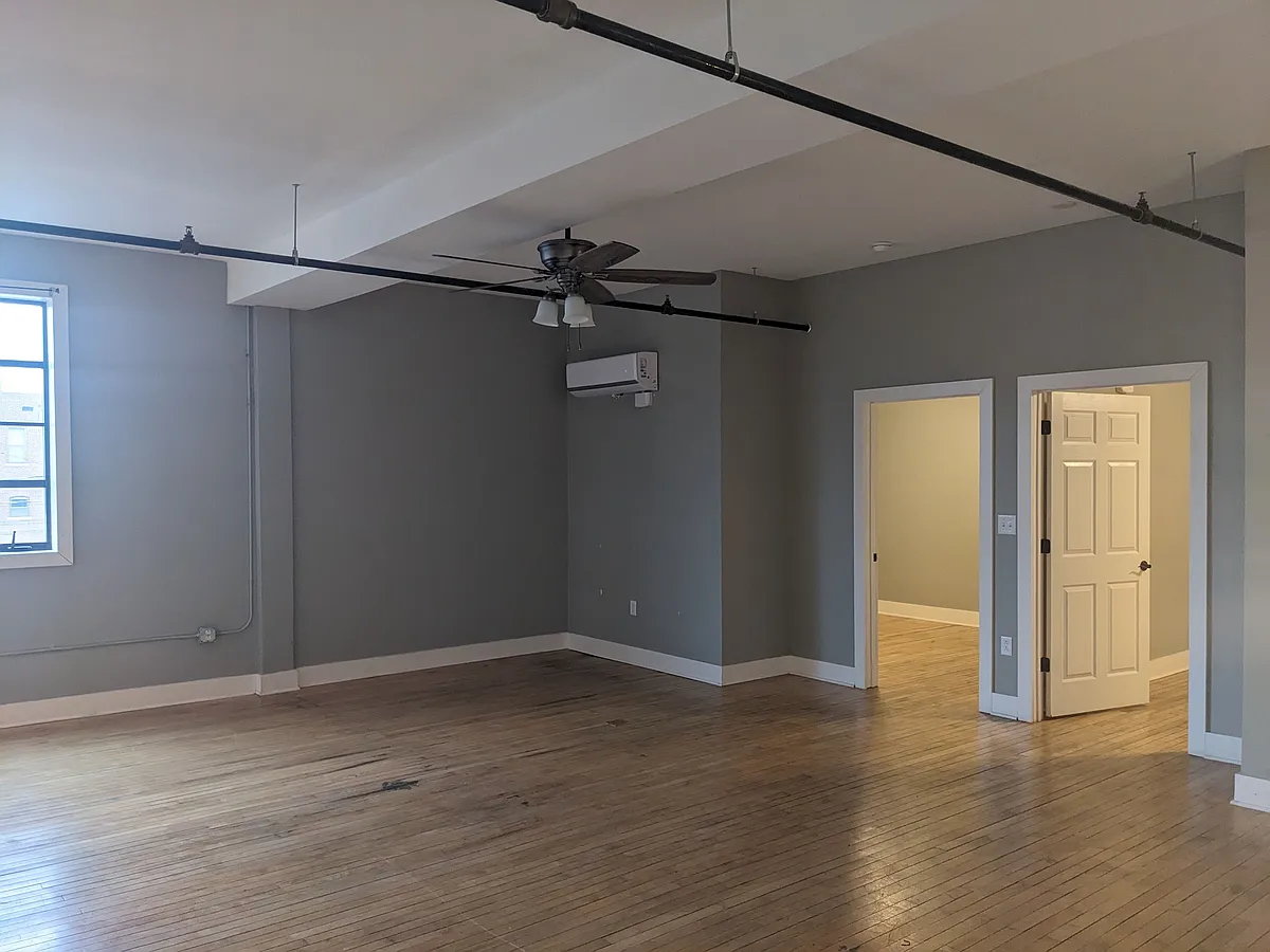Building Photo - 811 Broadway St #203