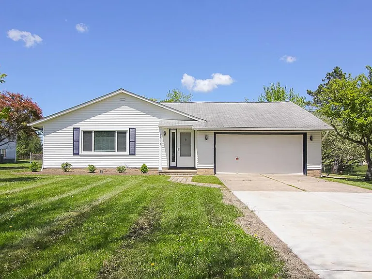 1701 Glenwood Dr — Photo 1