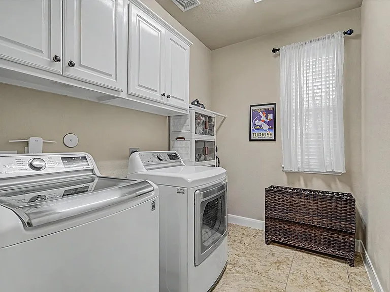 102 N Victoriana Cir — Photo 40