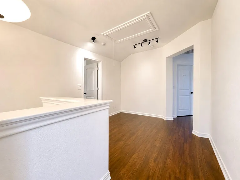 402 Crater Lake Dr — Photo 13
