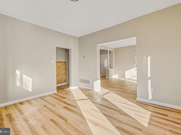 4th image of 739 E Montrose St