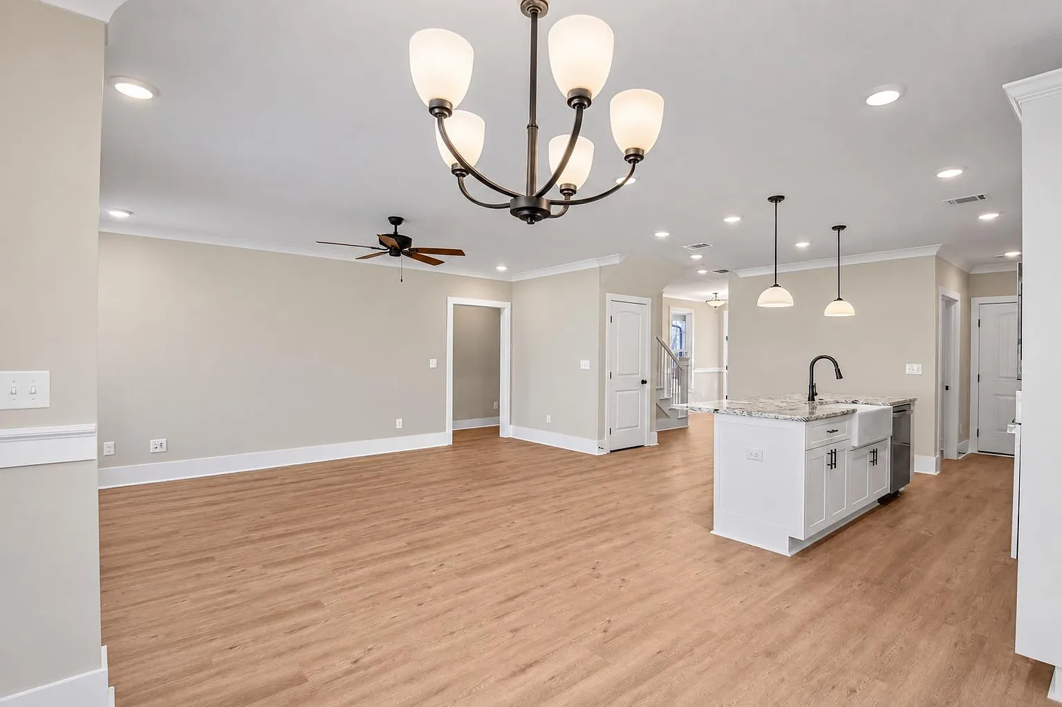 4 bed, 2161 sqft, $2,400 — Photo 4