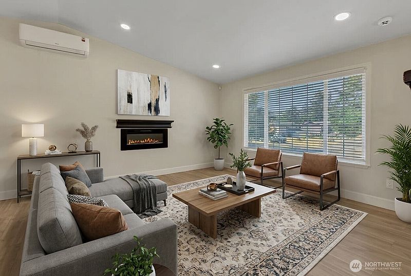 5th image of 902 194th Street E