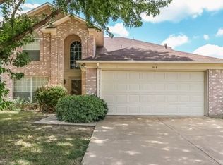 909 Paddington Dr E, Saginaw, TX 76131
