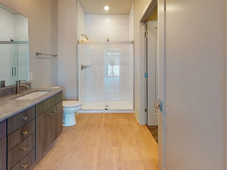142 Social: Luxury 1 & 2 bedroom apartments with private outdoor space and covered, secured parking. — Photo 23