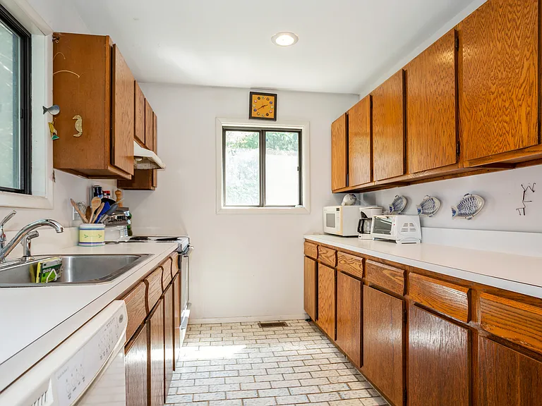 84 Narod Blvd — Photo 10