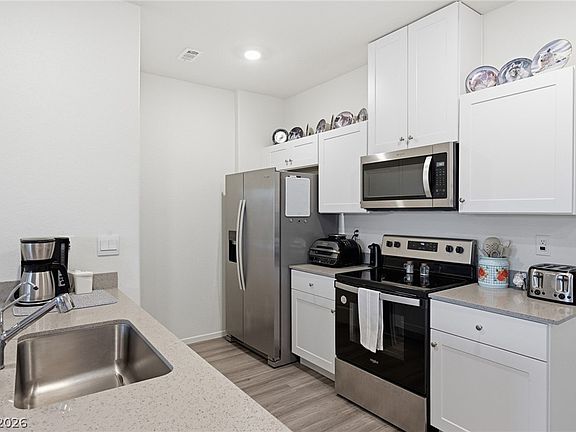 3rd image of 554 Foothill Cove Ln