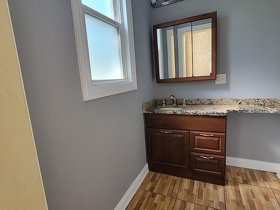 5th image of 3225 S Lombard Ave #1