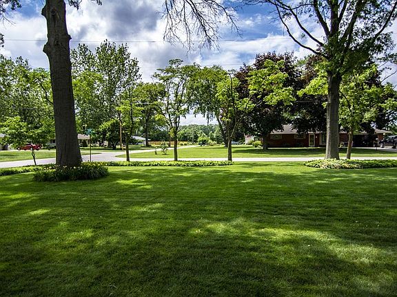 3rd image of 27919 Woodard Ln