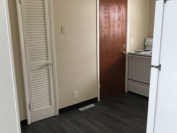 3rd image of 3328 Montrose Ave