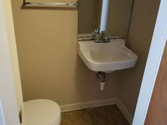 3rd image of 1623 Pine Dr APT 5