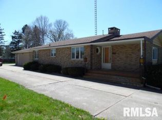 558 E Fulton St, Farmington, IL 61531