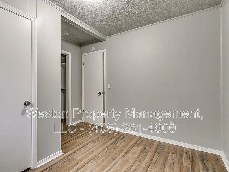 1011 Crown Dr — Photo 23