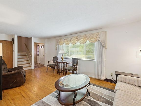4th image of 135 Silverwood Cir