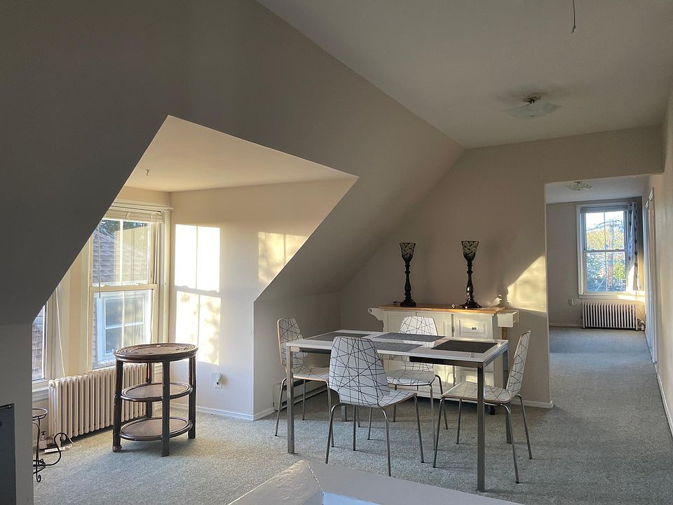 Front room/dining area