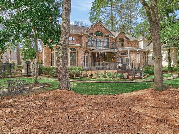 Nice balcony and patio for outdoor views and entertainment.