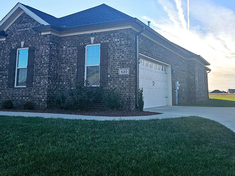 620 Montrose Dr — Photo 2
