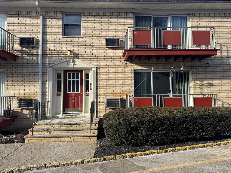 292 Hoover Ave #6 — Photo 7