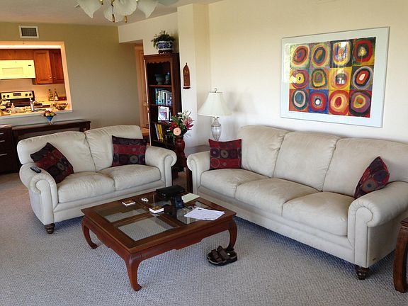 Tastefully decorated living room ...