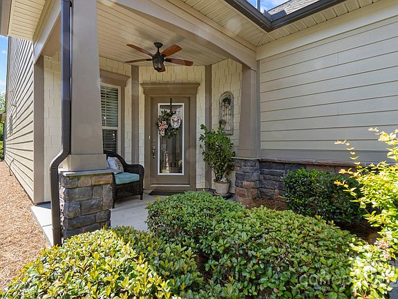 3rd image of 722 Birchway Dr
