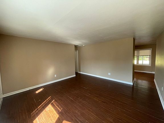 3rd image of 28 Moore Dr